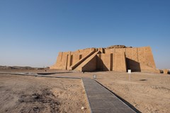 Podél Eufratu a Tigridu / Lenka Hrabalová