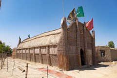 Podél Eufratu a Tigridu / Lenka Hrabalová