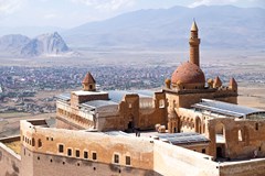 Podél Eufratu a Tigridu / Lenka Hrabalová