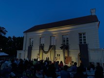 Pyžamo pro šest, divadelní komedie, venkovní scéna