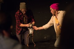DAMÚZA: Moment!