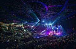 QUEENIE – TOUR LÉTO 25 | Plzeň