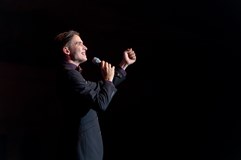 Kristián Šebek zpívá písně nejen Karla Gotta 