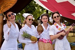 V-J Day: dobový večírek v havajském stylu