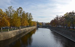 Hradcem Králové s architektem Gočárem ve veteránu