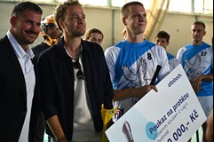 NEPORAZITELNÍ světová premiéra
