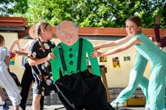Tichý Jelen: Opera Jakub a 200 dědečků