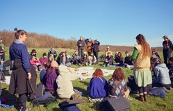 Tichý Jelen: Performativní piknik v Tichém údolí