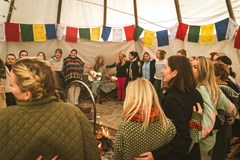 Soulsinging s MAAR a Eliškou Liškou v Máku v týpý kolem ohně