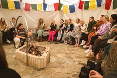 Soulsinging s MAAR a Eliškou Liškou v Máku v týpý kolem ohně