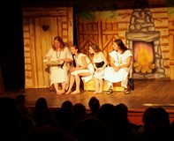 DÍVČÍ VÁLKA - divadelní představení