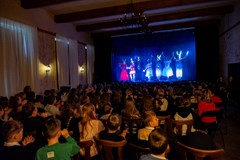 Alenka v říši divů - Představení černého divadla 