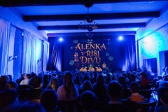 Alenka v říši divů - Představení černého divadla 