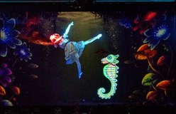 Alenka v říši divů - Představení černého divadla 