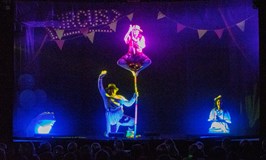 Alenka v říši divů - Představení černého divadla 