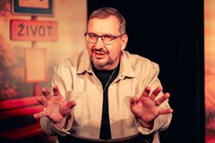 Hypnotizér z autobusové zastávky