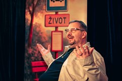 Hypnotizér z autobusové zastávky