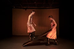 Som iba prízrak, niečia emotívna spomienka na život.