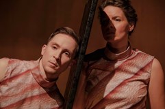 Som iba prízrak, niečia emotívna spomienka na život.