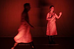 Som iba prízrak, niečia emotívna spomienka na život.