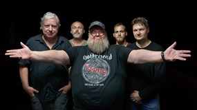 Škaredá holka a Šašci v manéži v Hoodbaru