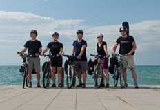 S kytarou na kole k moři