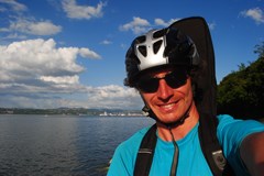 S kytarou na kole k moři