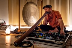 Nebe nad Fortem s Pjér la Šé'z a Ondra Smeykal