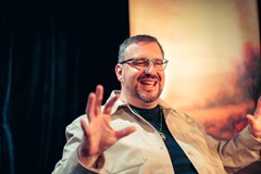 Hypnotizér z autobusové zastávky