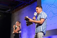 Vlevo dole ŽIVĚ ve Varech