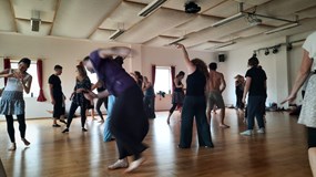 5Rytmová taneční dílna UZEMNĚNÁ RADOST s Chris Camp (Belgie)