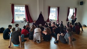 5Rytmová taneční dílna UZEMNĚNÁ RADOST s Chris Camp (Belgie)