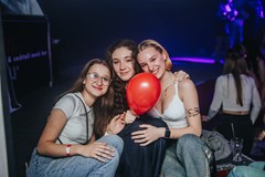 WHITE GIRLS MUSIC PARTY