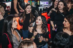 WHITE GIRLS MUSIC PARTY