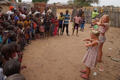 Senegal - autem se čtyřmi dětmi 