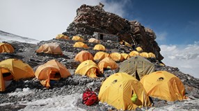 NA HRANĚ ŠESTITISÍCOVKY