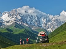 Offroadem se střešním stanem a 5 letou dcerou do Gruzie