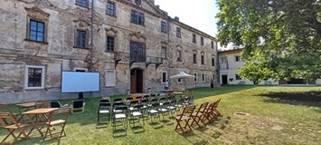 Letní kino na zámku Křinec s přespáním - Moře na dvoře
